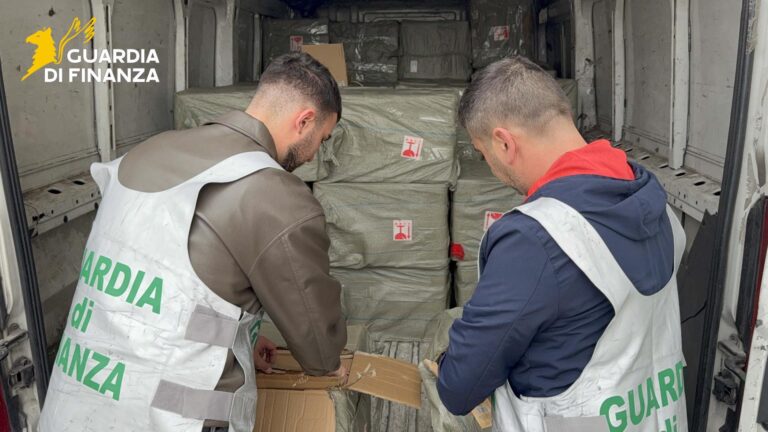 GdiF NAPOLI: SEQUESTRATI 38 MILA PROFUMI CONTRAFFATTI, DAL VALORE DI OLTRE UN MILIONE DI EURO, E CIRCA 100.000 ARTICOLI ELETTRICI NON SICURI. DENUNCIATI DUE SOGGETTI.