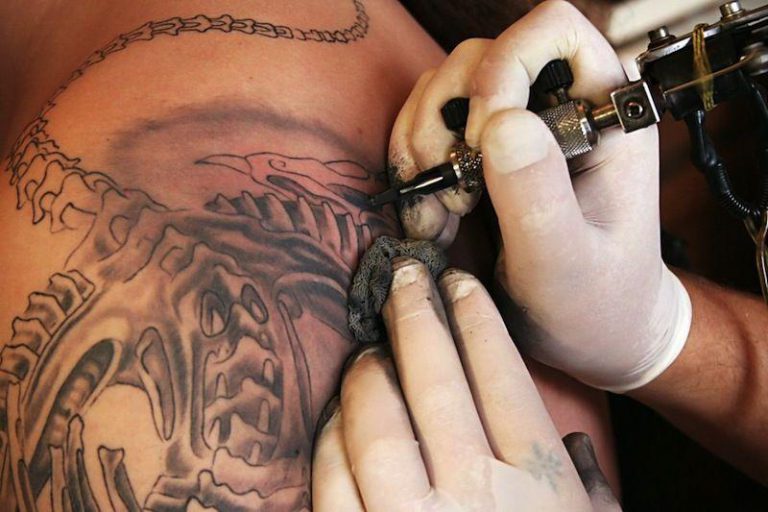 NAPOLI- SCOPERTO A MATERDEI TATUATORE ABUSIVO