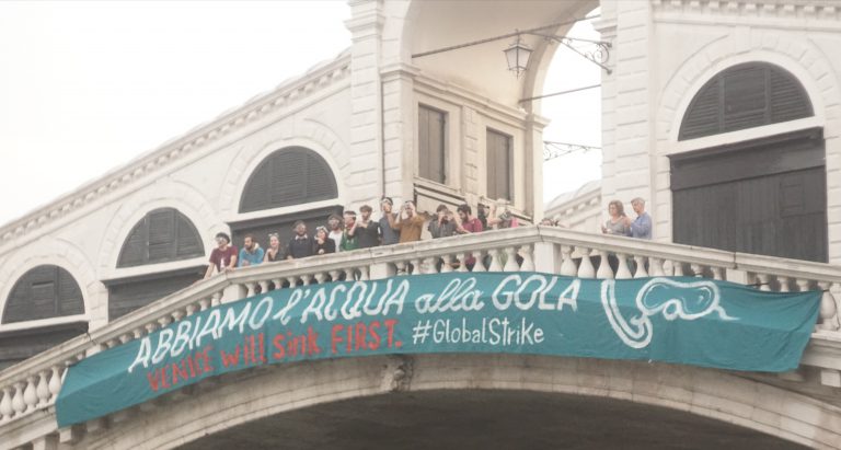 ABBIAMO L’ACQUA ALLA GOLA, da Nord a Sud in tutte le piazze D’Italia.