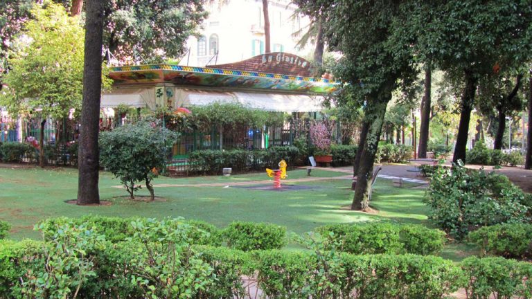Parco Mascagna (Vomero), Daniele e Fiola: “Alberi e giostre in condizioni indecenti, pericolo per i bambini”.
