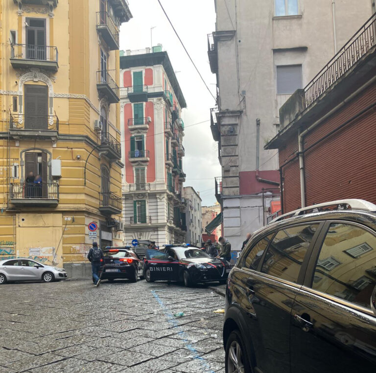 Napoli: Controlli dei carabinieri a Porta Capuana