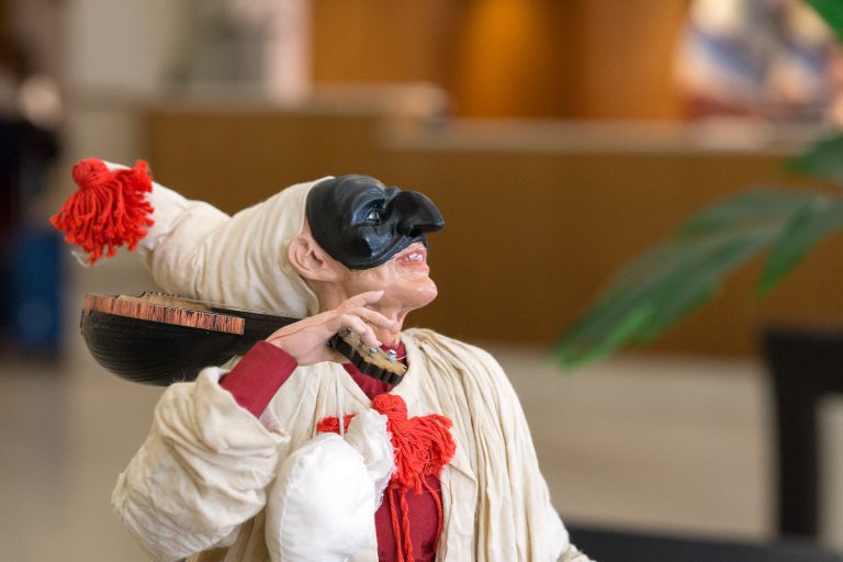 Napoli- L’ albero d’artista “Uè” e i Pulcinella di Ferrigno “volano” su oltre 4 metri d’altezza.