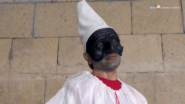 A NAPOLI “IL PULCINELLA DEL CAFFE’ SOSPESO”