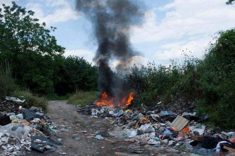 Acerra, i vigili urbani sequestrano un terreno di circa 6mila metri quadrati per abbandono di rifiuti.
