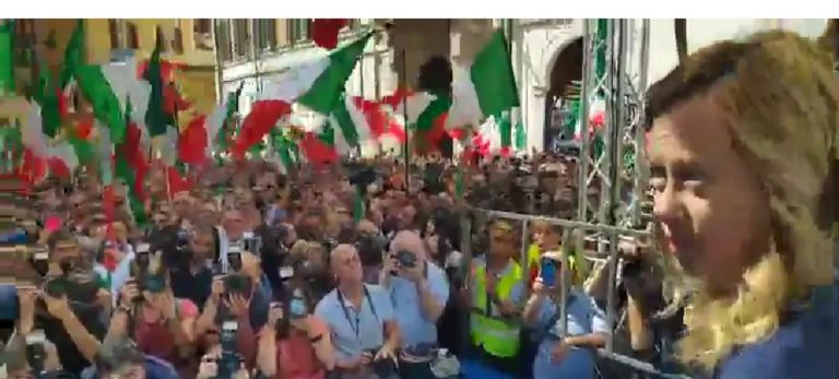 GOVERNO- A ROMA CENTINAIA DI MILITANTI PROVENIENTI DALLA CAMPANIA.
