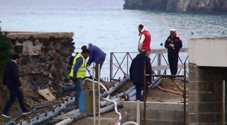 DOPO LO SVERSAMENTO A MARE DI ACQUA MARRONE AVVENUTO NEI GIORNI SCORSI, A ISCHIA PONTE, PRESSO IL CANTIERE PER LA REALIZZAZIONE DEL PARCHEGGIO DELLA SIENA SI SUSSEGUONO I SOPRALLUOGHI ISTITUZIONALI
