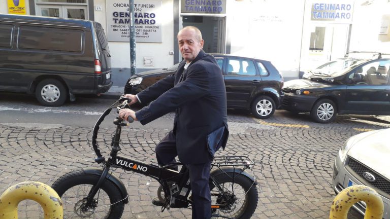 L’impresa funebre è su due ruote: meno auto, più bici elettriche