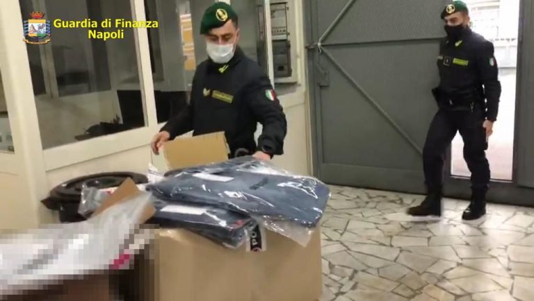GUARDIA DI FINANZA NAPOLI. SEQUESTRATI IN UN OUTLET 5000 CAPI DI ABBIGLIAMENTO CONTRAFFATTI. DENUNCIATO UN RESPONSABILE.
