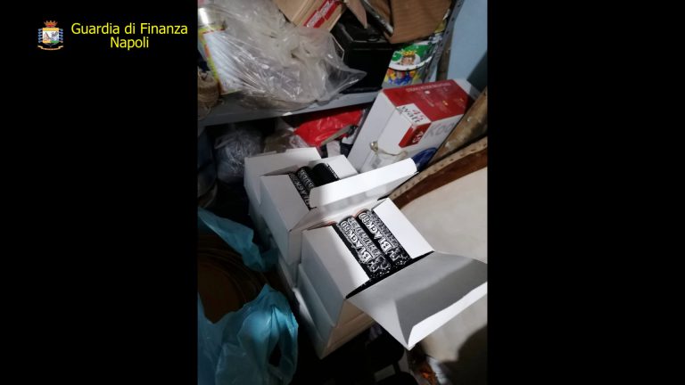GUARDIA DI FINANZA NAPOLI: OPERAZIONE “NATALE SICURO”. SVENTATO COMMERCIO ILLEGALE DI BOTTI ILLEGALI E ALTAMENTE PERICOLOSI DESTINATI A TUTTA ITALIA. SEQUESTRI PER 1 TONNELLATA. ARRESTATO UN RESPONSABILE.
