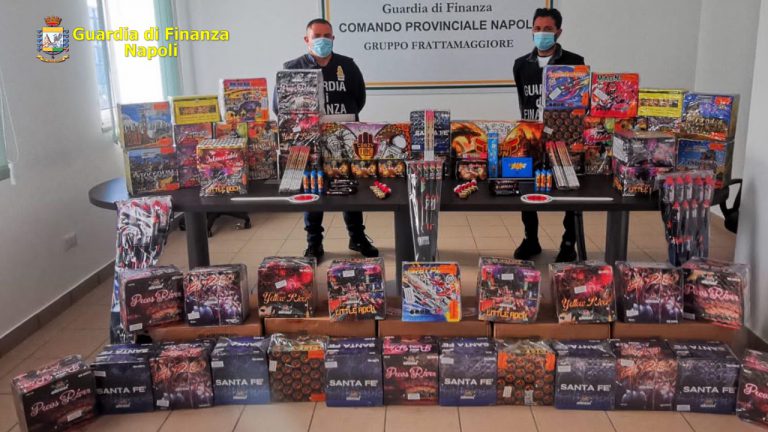 GUARDIA DI FINANZA NAPOLI: OPERAZIONE “NATALE SICURO”. SEQUESTRATA 1 TONNELLATA E 600 KG. DI BOTTI ILLEGALI E ALTAMENTE PERICOLOSI. 4 ARRESTI.