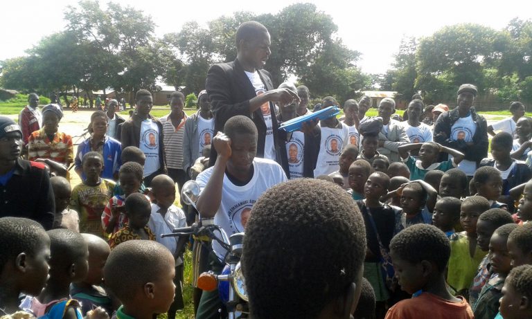 DAL CILENTO ALL’AFRICA, IL CANDIDATO INDIPENDENTE CHE CORRE IN BICI E SUI SOCIAL