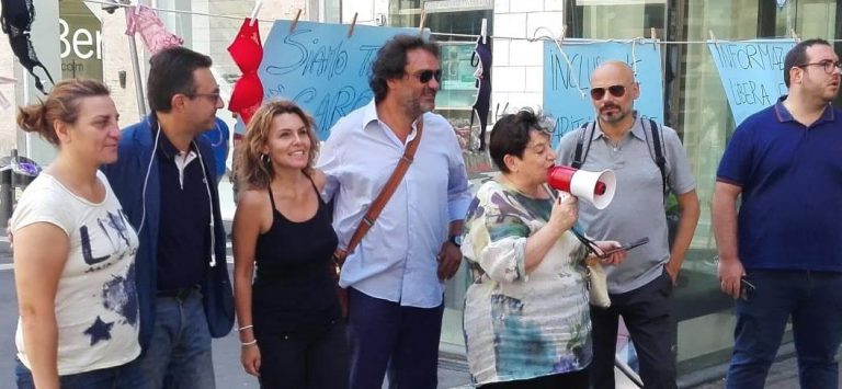 Napoli- La “stesa” dei reggiseni: tutte in piazza senza.