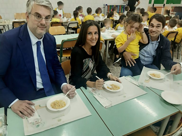 Refezione scolastica, Sindaco ​ e vicesindaco a pranzo con i bambini:”Pasti e servizio eccellenti”​
