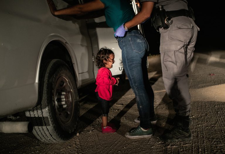 VINCE LA FOTO DELLA PICCOLA MIGRANTE CHE PIANGE DI JOHN MOORE, WORLD PRESS PHOTO OF THE YEAR 2019